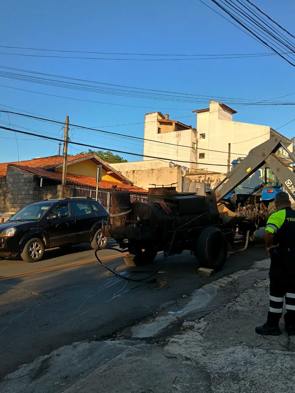  Tanque de piche se solta de trator e bate em carro na Xisto Araripe